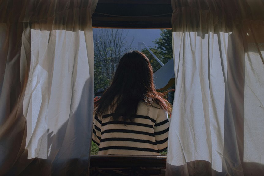 can you see through curtains